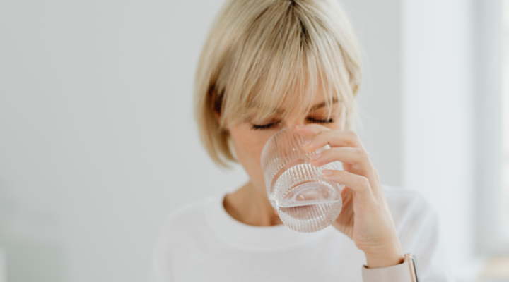 Idratazione: quanto bere davvero durante la giornata? Idratazione: quanto bere davvero durante la giornata?