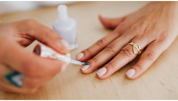 Unghie fragili e che si sfaldano: segnali da non ignorare e strategie per rinforzarle dall'interno